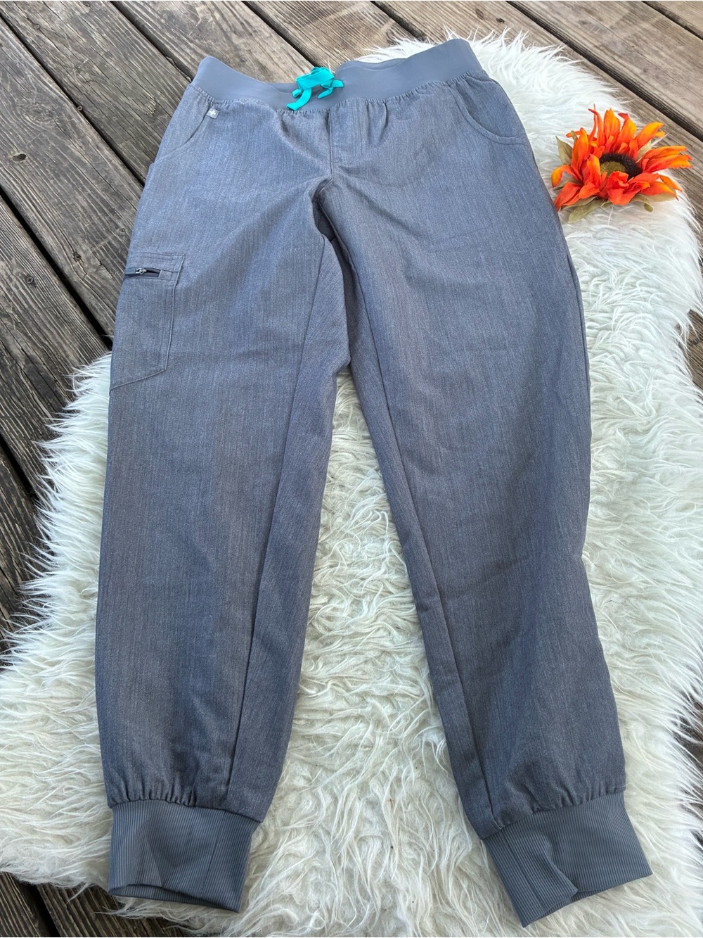 🌺NWT Figs Gray Jogger Pants with Teal Drawstring🌺